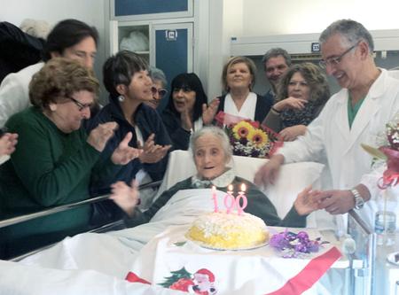 I festeggiamenti per Brigida Maggi. Con lei, i parenti e lo staff medico che l'ha presa in cura.